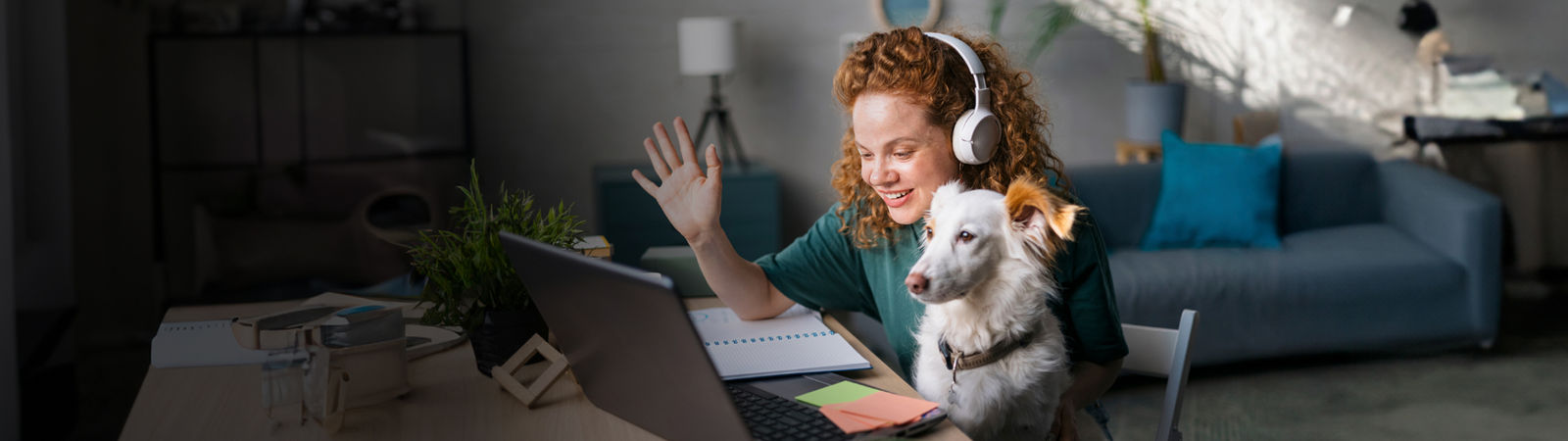 Femme avec chien et écouteurs lors d'un appel vidéo